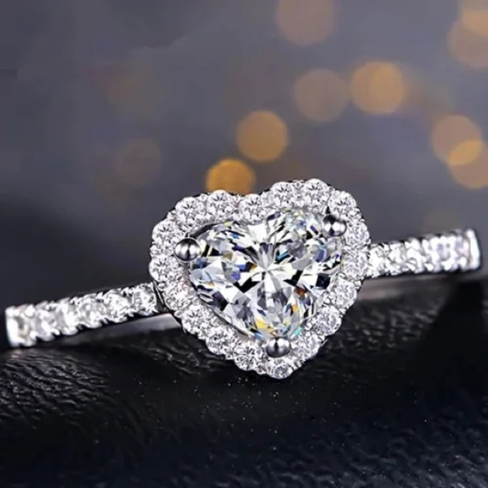 Ladies Luxury Ring with Heart shaped gem
